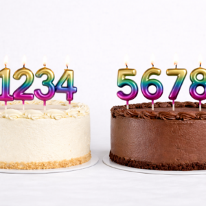 Gâteaux de fête avec bougies colorées